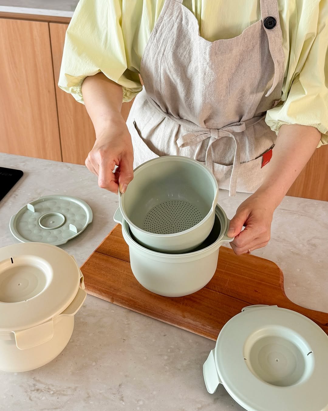 Photo by 로코하우스 ROCO HOUSE on August 15, 2025. May be an image of 1 person, tea maker, pottery, measuring cups, pot, tableware, steamer and text.
