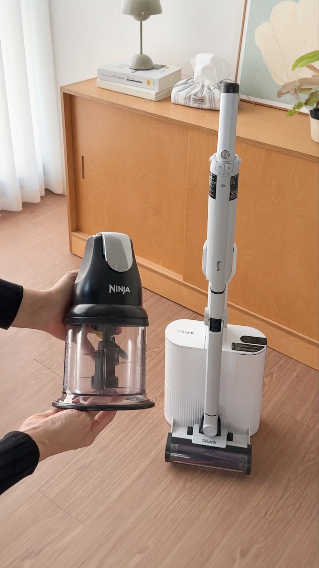 roco_house_ 게시물 이미지: 예전엔 청소기를 꺼내는 게 일이었어요.
무겁고, 먼지통 비울 때마다 먼지가 확...