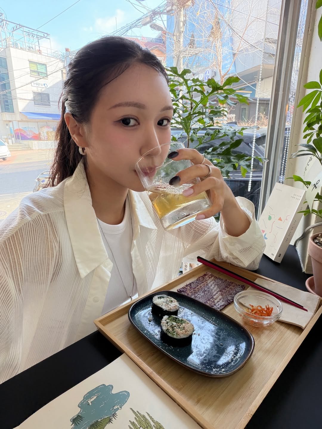 roh.yoonha 게시물 이미지: 몇 안 되는 일상사진을 모아모아 •• 🌀