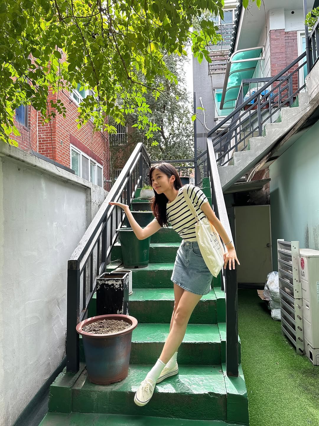 Photo by 노윤서 on September 26, 2025. May be an image of 1 person, fire escape and text.