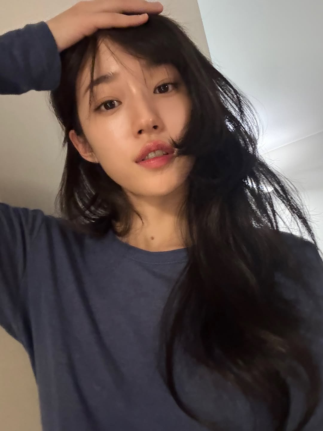 Photo by 노윤서 on October 26, 2025. May be a selfie of one or more people, bangs, makeup, top, turtleneck and text.