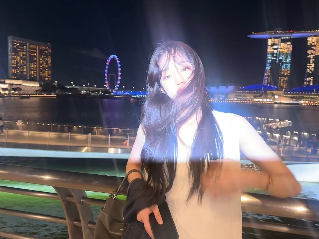 Photo by 노윤서 on September 19, 2025. May be an image of 1 person, night and text.