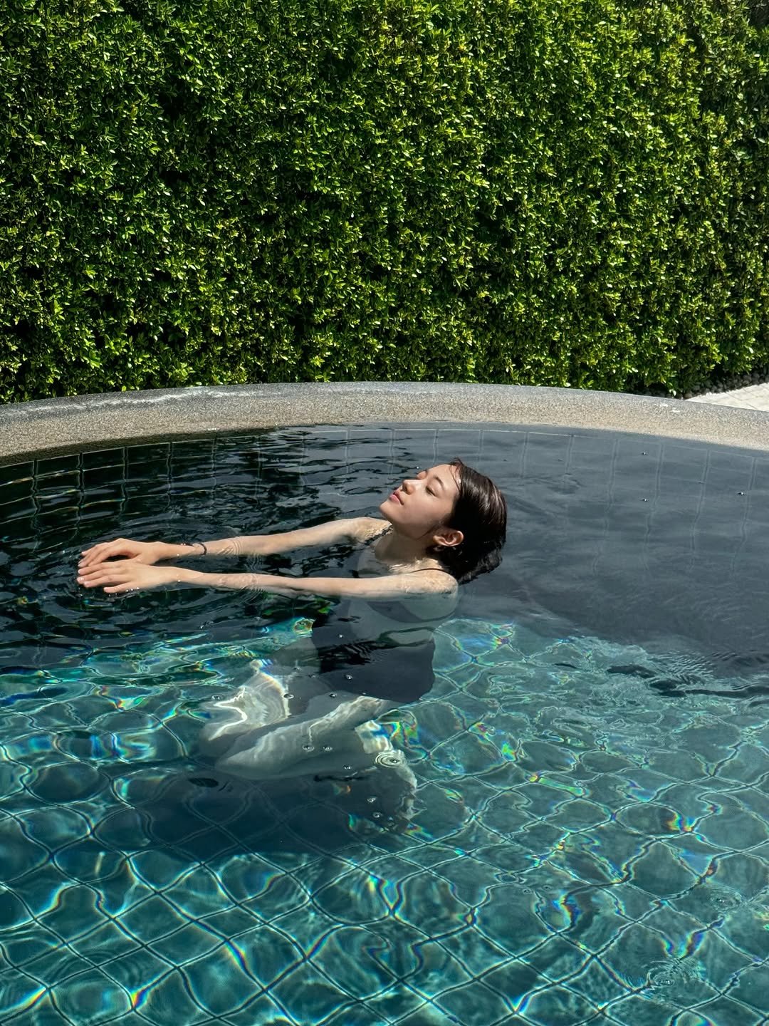 Photo by 노윤서 on September 10, 2025. May be an image of 1 person, child, swimming, pool and text.