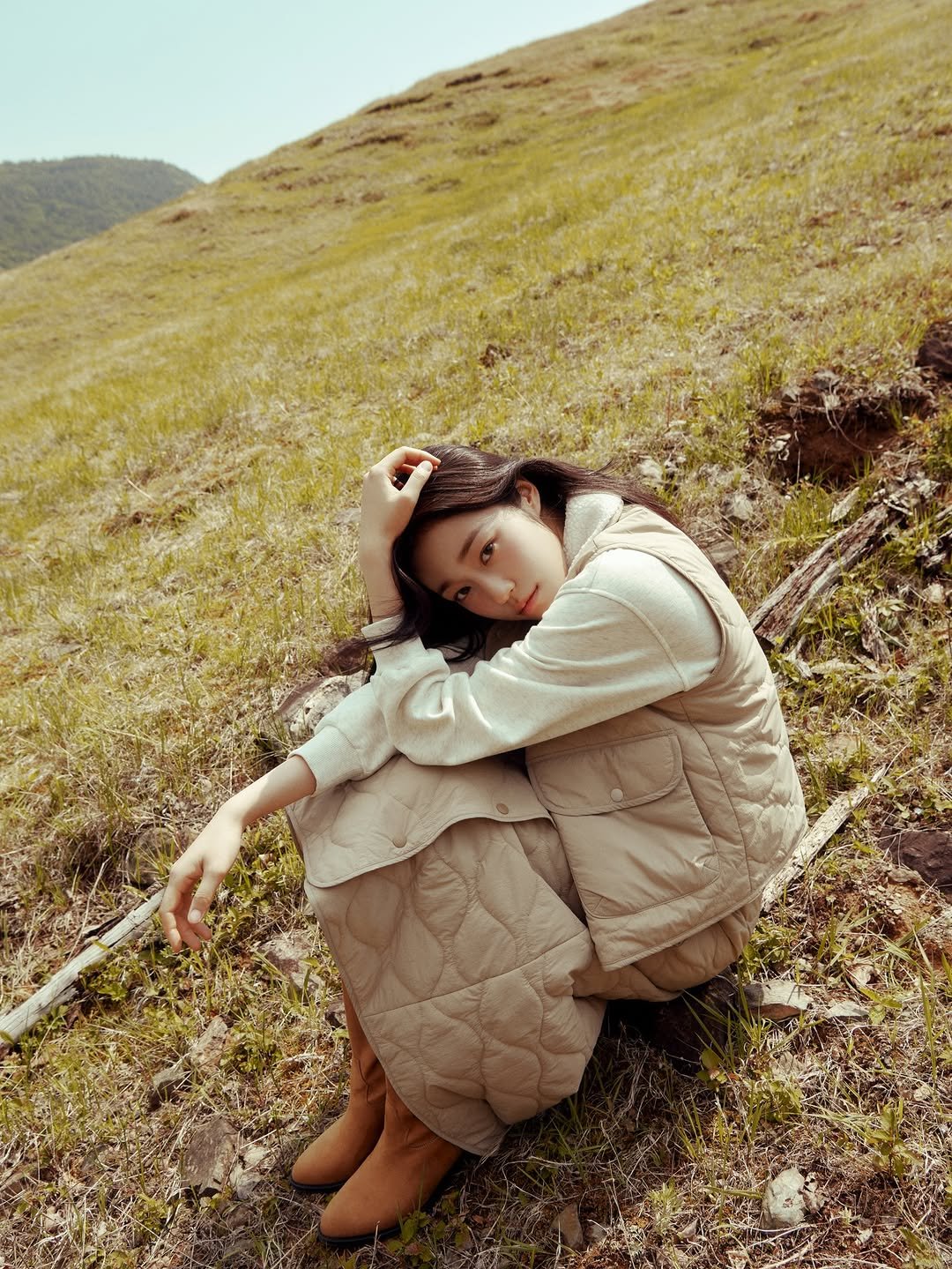 Photo shared by 노윤서 on December 07, 2025 tagging @halolee7, @gowontae, @nakyeum, @stylist_eel, and @alaska_lifestyleoutdoor. May be an image of goosedown coat, parka, grass and text.