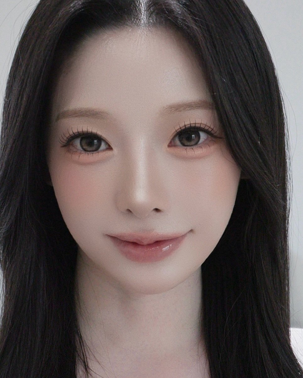 Photo by 롤링제이 메이크업 채원부원장 on April 20, 2026. May be a closeup of one or more people, hair and text.