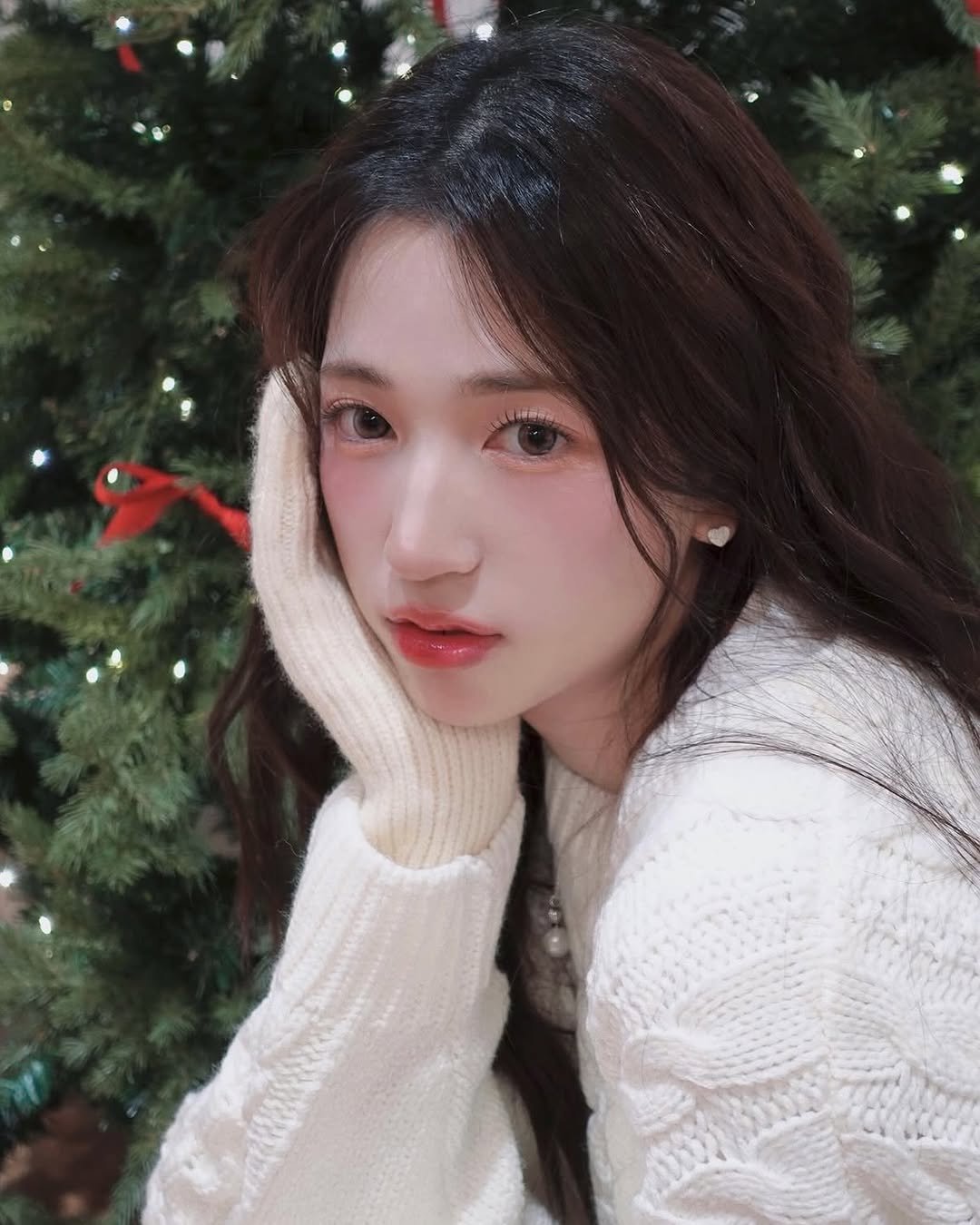 Photo by 롤링제이 메이크업 채원쌤 on December 15, 2025. May be an image of one or more people, hair and text.