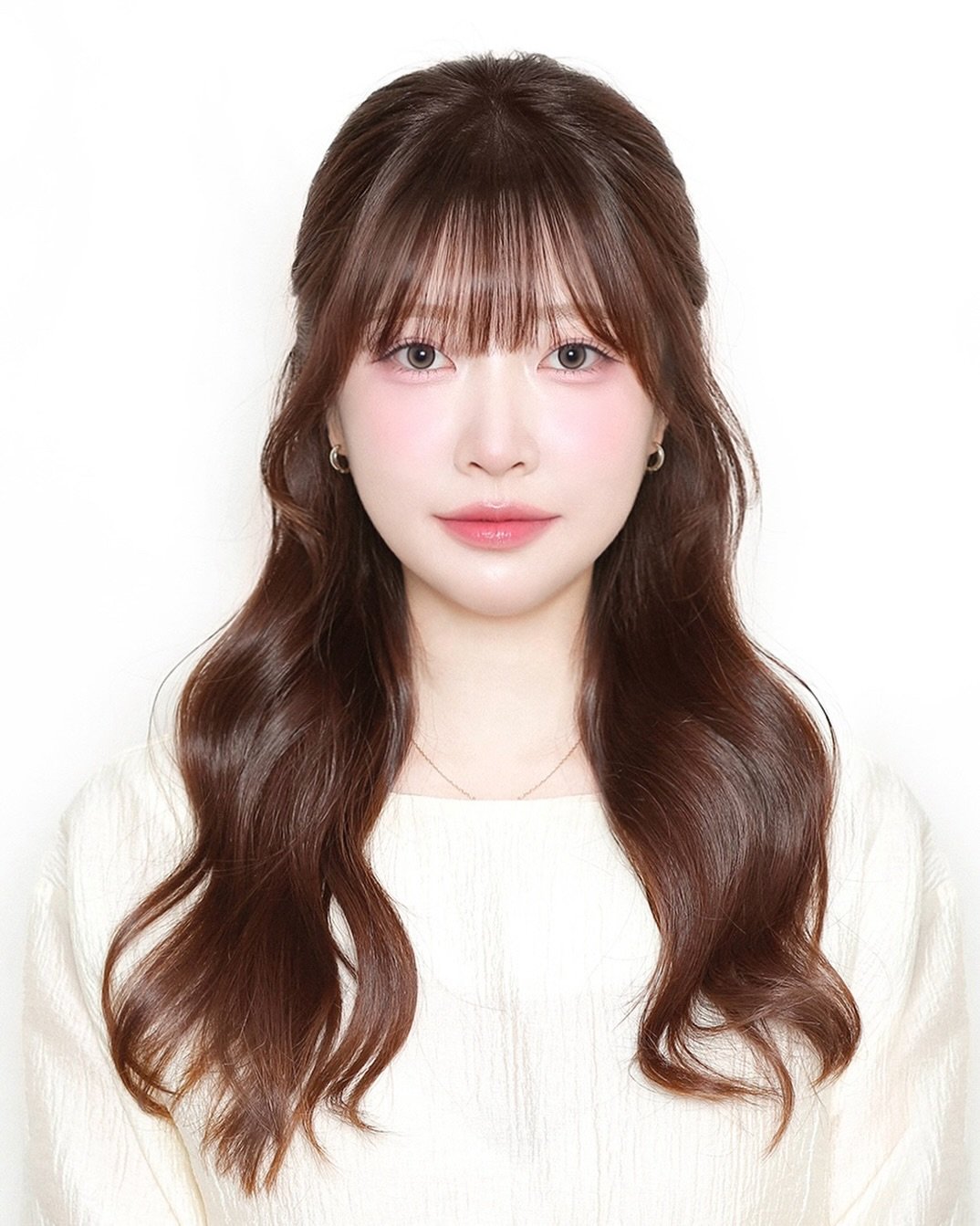 Photo by 롤링제이 메이크업 채원부원장 on February 19, 2026. May be an image of one or more people, bangs, braids, top and text.