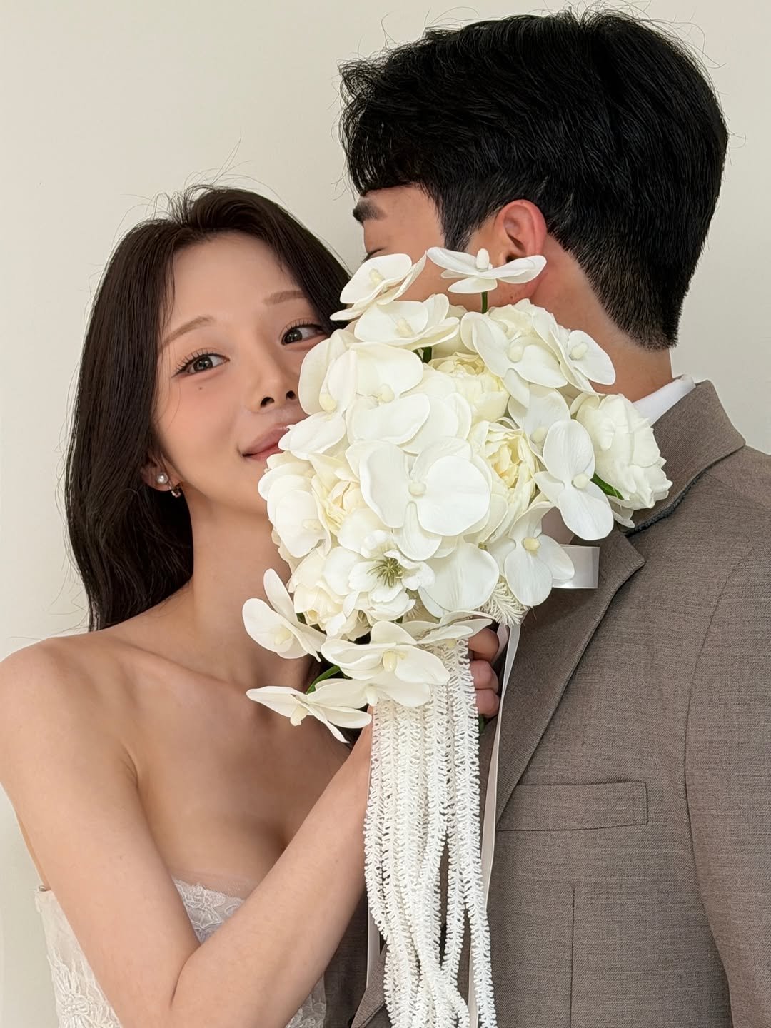 Photo by 롤링제이 메이크업 채원부원장 on April 19, 2026. May be an image of bouquet, white lily, prairie gentian, baby's-breath, wedding and text.