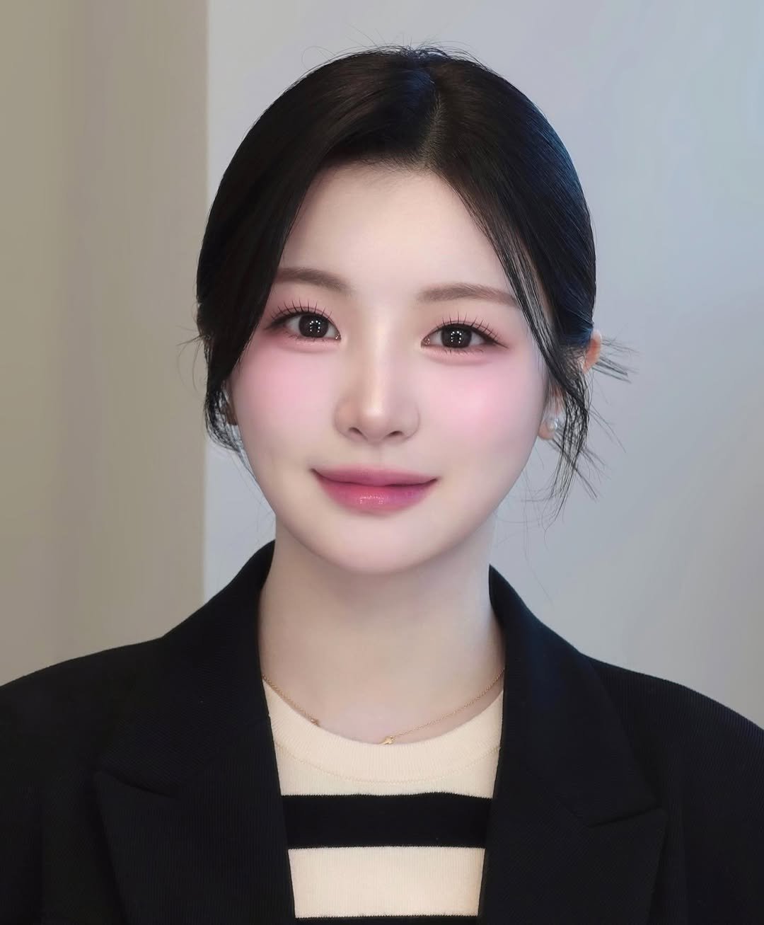Photo shared by 롤링제이 메이크업 채원실장 on April 09, 2024 tagging @holikaholika_official, @clio_official, @peripera_official, @heartpercent, and @madpeach_official_kr.