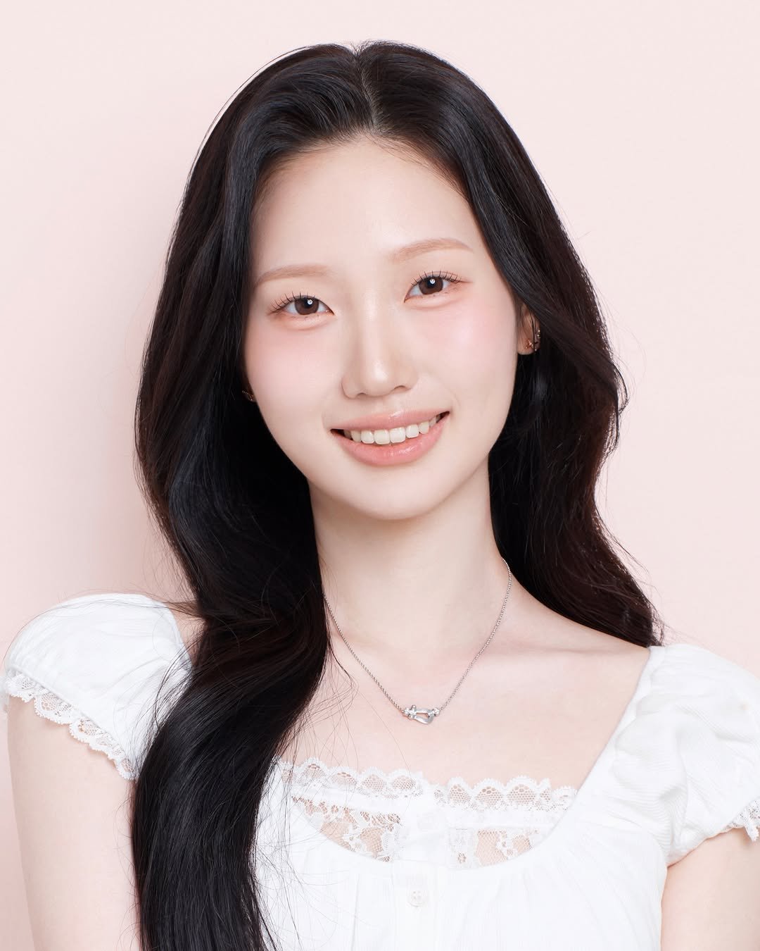 Photo by 롤링제이 메이크업 채원부원장 on April 28, 2026. May be an image of one or more people, hair, makeup and text.