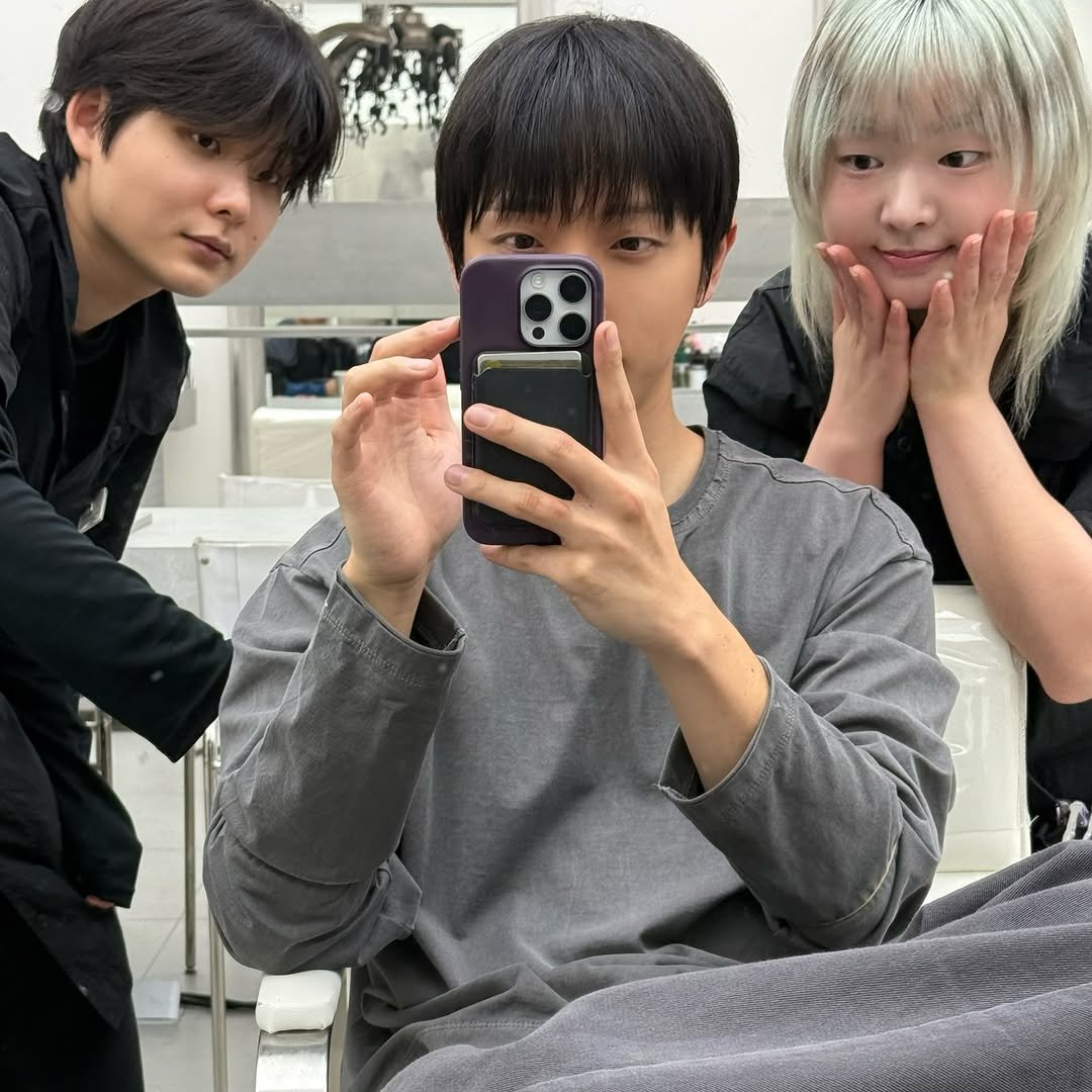 Photo by 롤링제이 승렬  •남자머리 슬릭컷 남자볼륨매직 쉐도우펌 볼륨펌• on December 31, 2025. May be a selfie of one or more people, bangs and text.