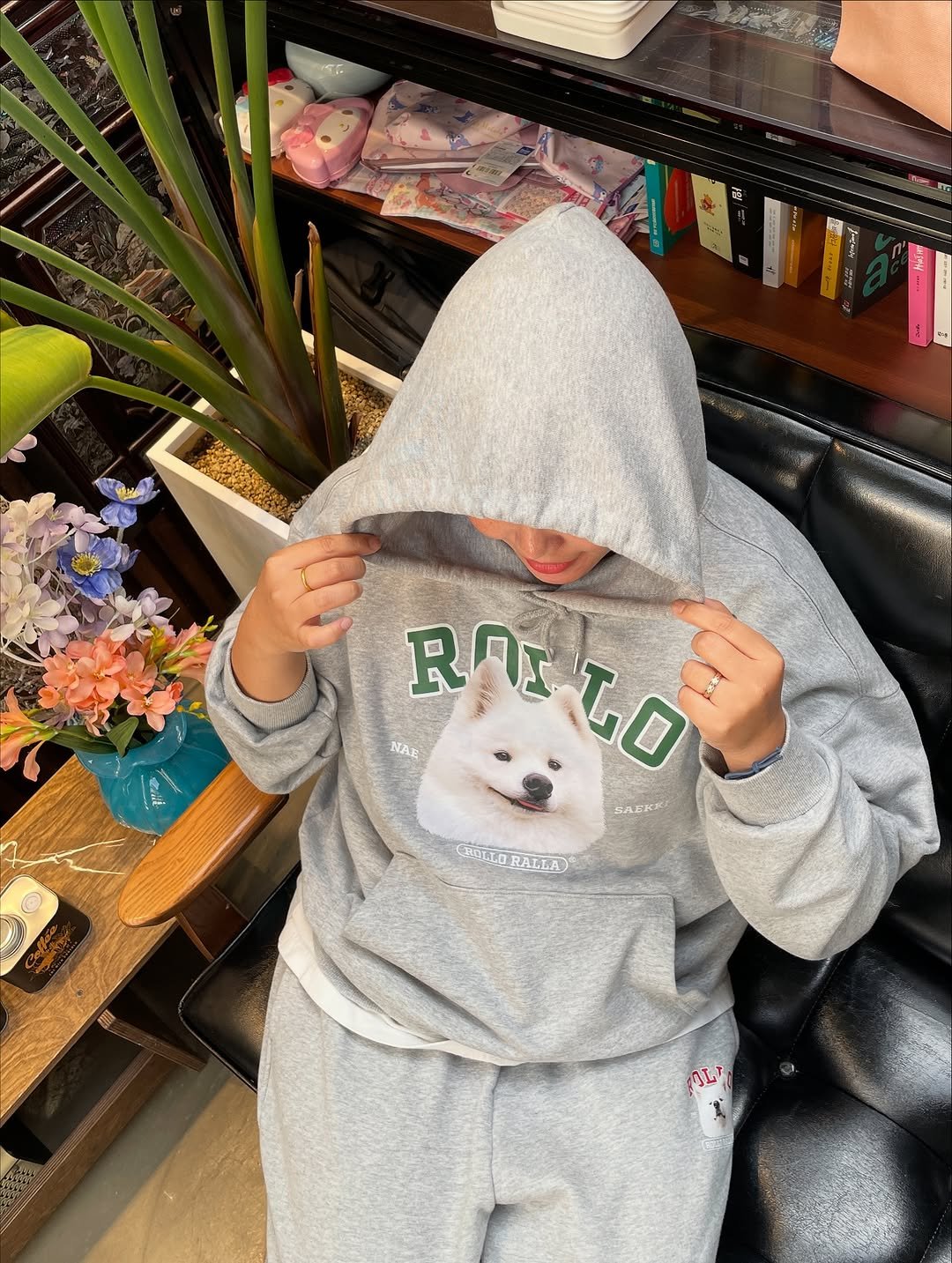 Photo by 롤로랄라 | 내새끼굿즈에 진심. 열심. 초심🔥 on September 18, 2025. May be an image of 1 person, sleepwear, sweatpants, fleece, sweatshirt, sweatsuit, parka, bath robe and text.