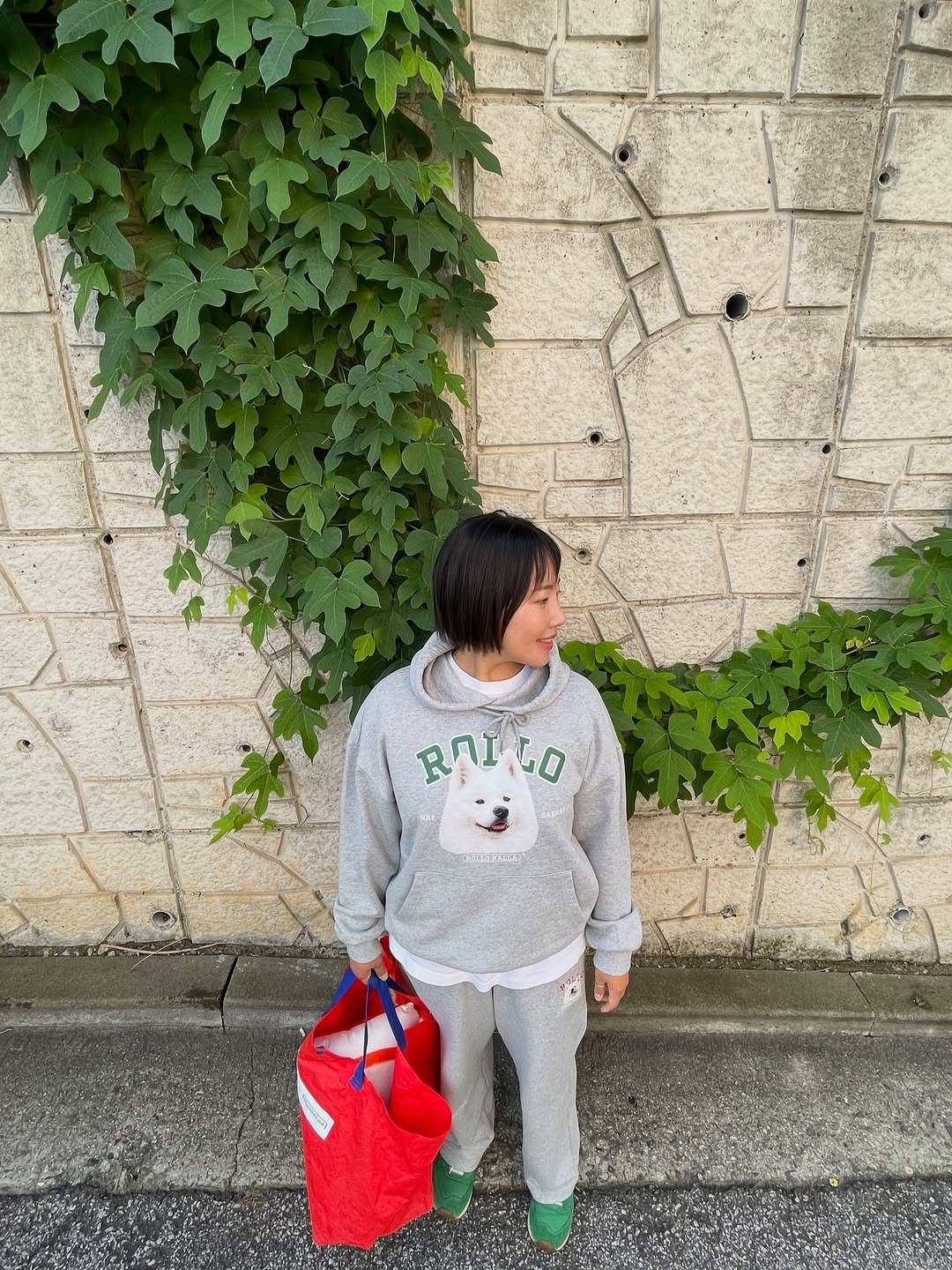 Photo by 롤로랄라 | 내새끼굿즈에 진심. 열심. 초심🔥 on September 19, 2025. May be an image of 1 person, duffle coat, ivy, street, brick wall and text.