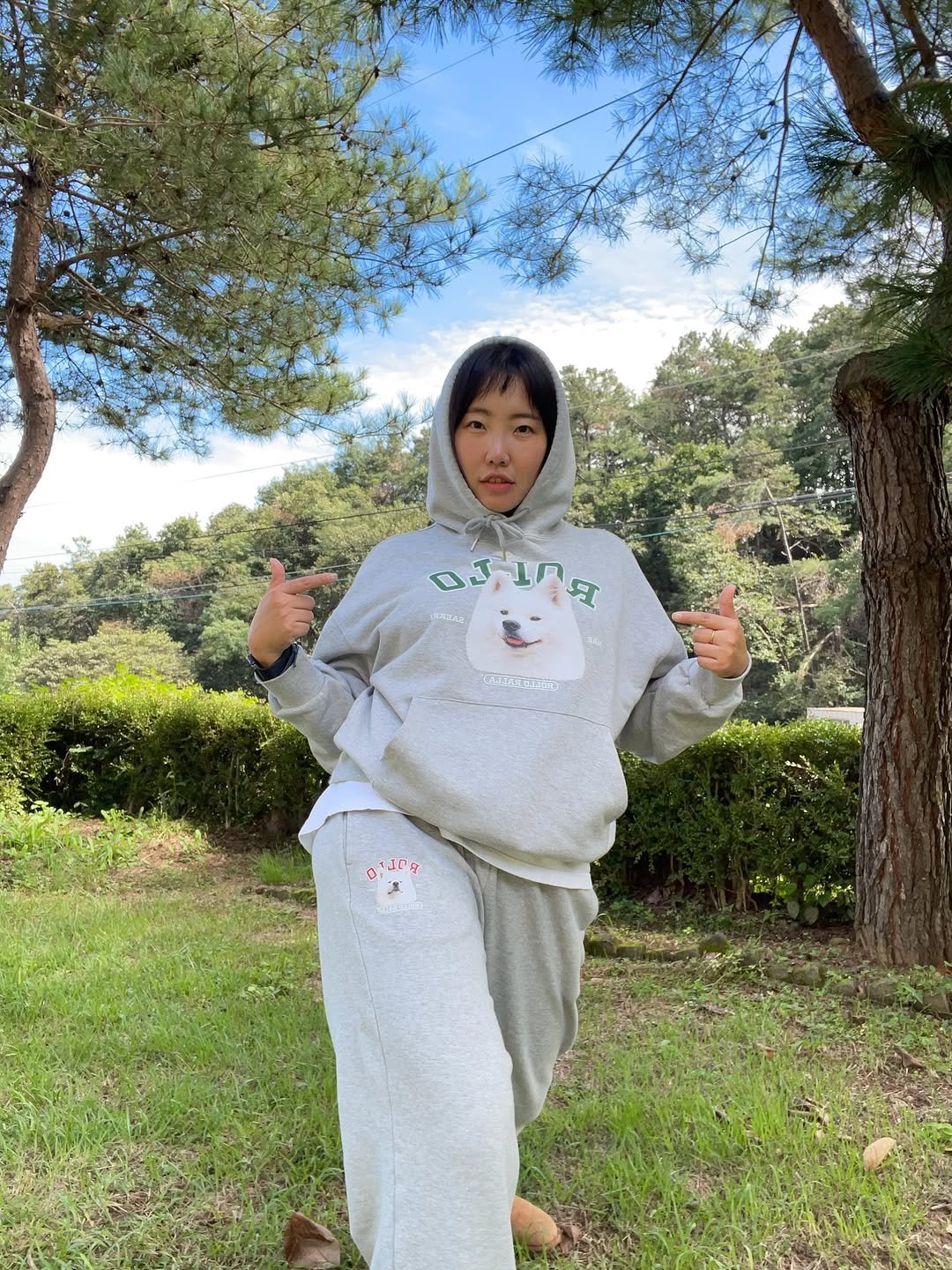 Photo by 롤로랄라 | 내새끼굿즈에 진심. 열심. 초심🔥 on September 25, 2025. May be an image of 1 person, sweatsuit, parka, sweatpants, sweatshirt, outdoors and text.
