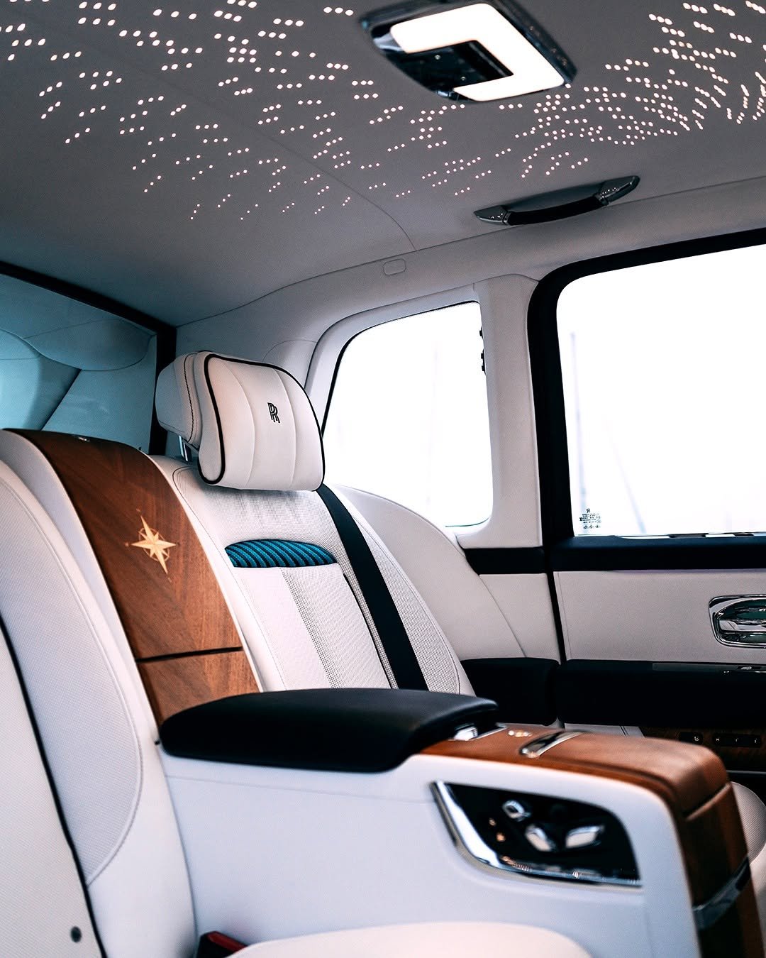 rollsroycecarsapac 게시물 이미지: More than 40 individual pieces of veneer come...