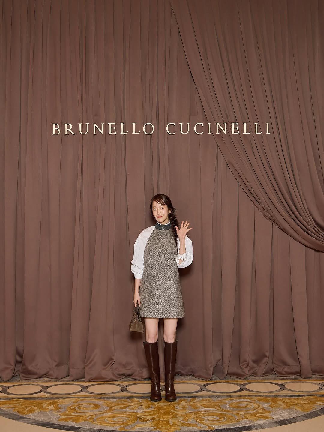 Photo by Han jimin 🫧 on October 26, 2025. May be an image of one or more people, makeup, dress and text that says 'BRUNELLO BRUNELLOCUCINELLI CUCINELLI'.