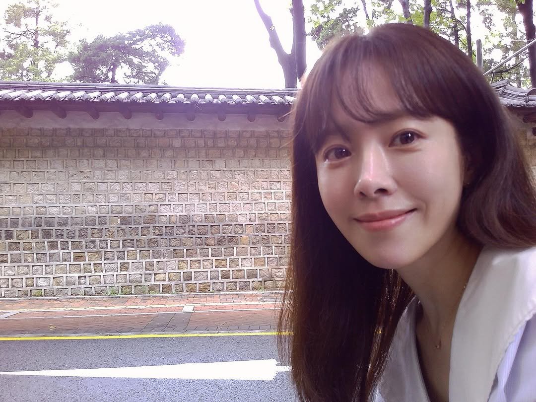 Photo by Han jimin 🫧 on October 10, 2025. May be an image of one or more people, hair and text.