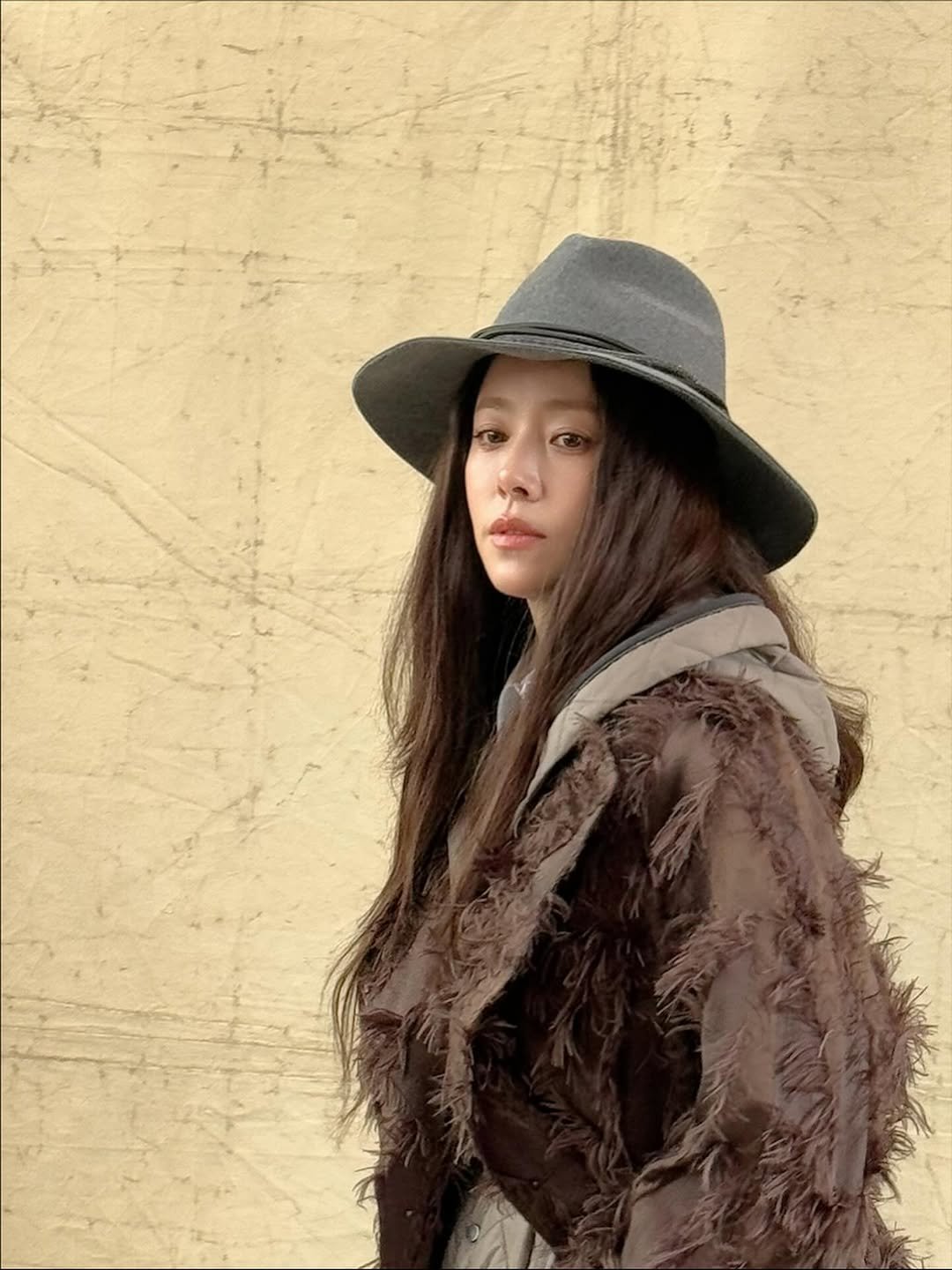 Photo by Han jimin 🫧 on September 24, 2025. May be an image of 1 person, sable coat, overcoat, duffle coat, hat, cloak and text.