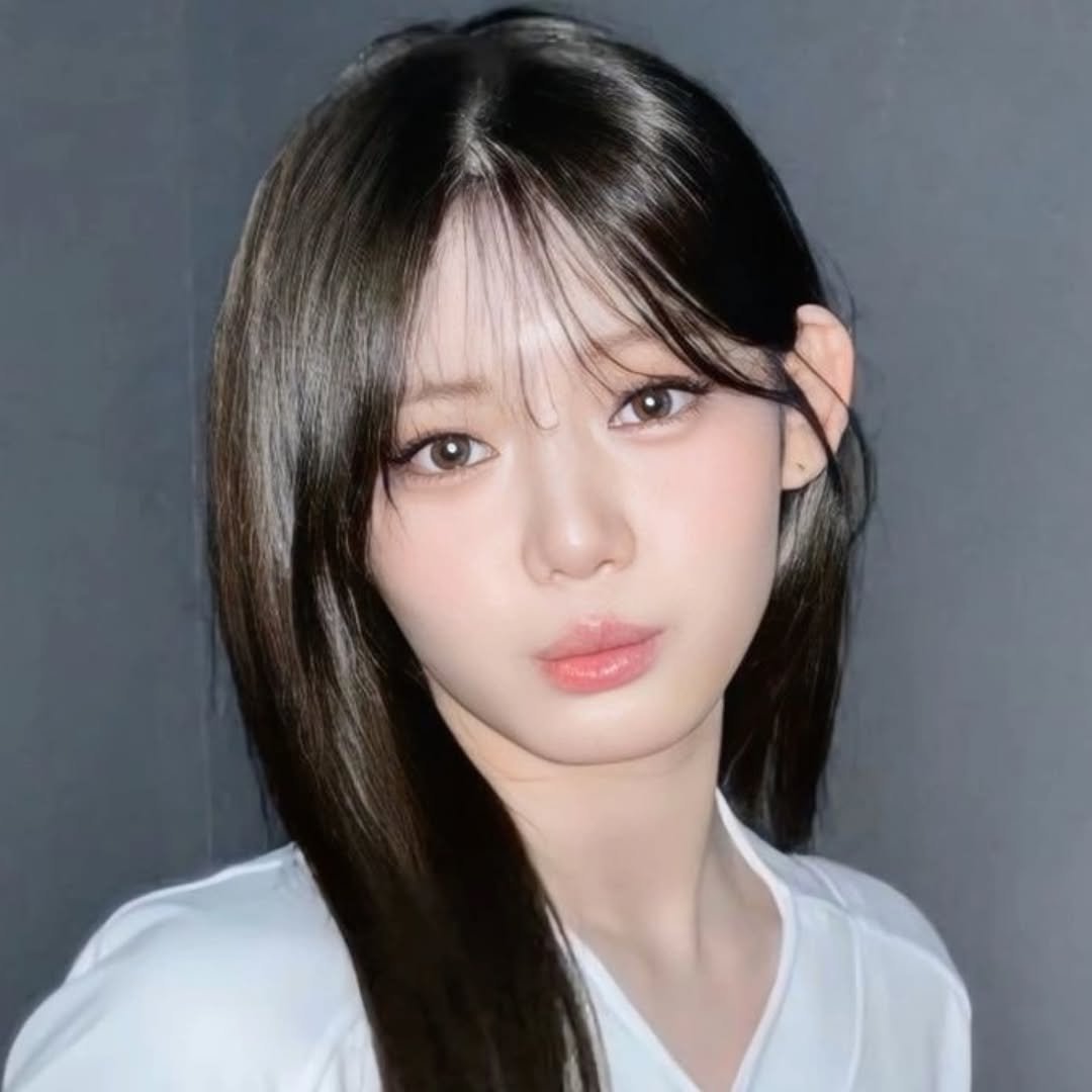 Photo shared by RORA BABYMONSTER (이다인) FANPAGE on September 21, 2025 tagging @sevennnofficial. May be an image of one or more people and bangs.