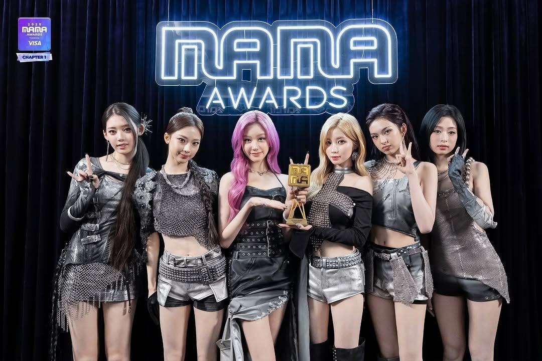 Photo shared by Lee Dain (이다인) on November 30, 2025 tagging @ahyeonz.babymonster, @pharita.babymonsterx, @ruka.babmonster, @rami.babymonsters, @asa.babymontser, and @chiquitas_babymonsters. May be an image of ‎text that says '‎2025 MAMA AWARDS VISA CHAPTER1 HAP TER 鳳月丽月 AWARDS 福 דה ரடி F00DOC‎'‎.