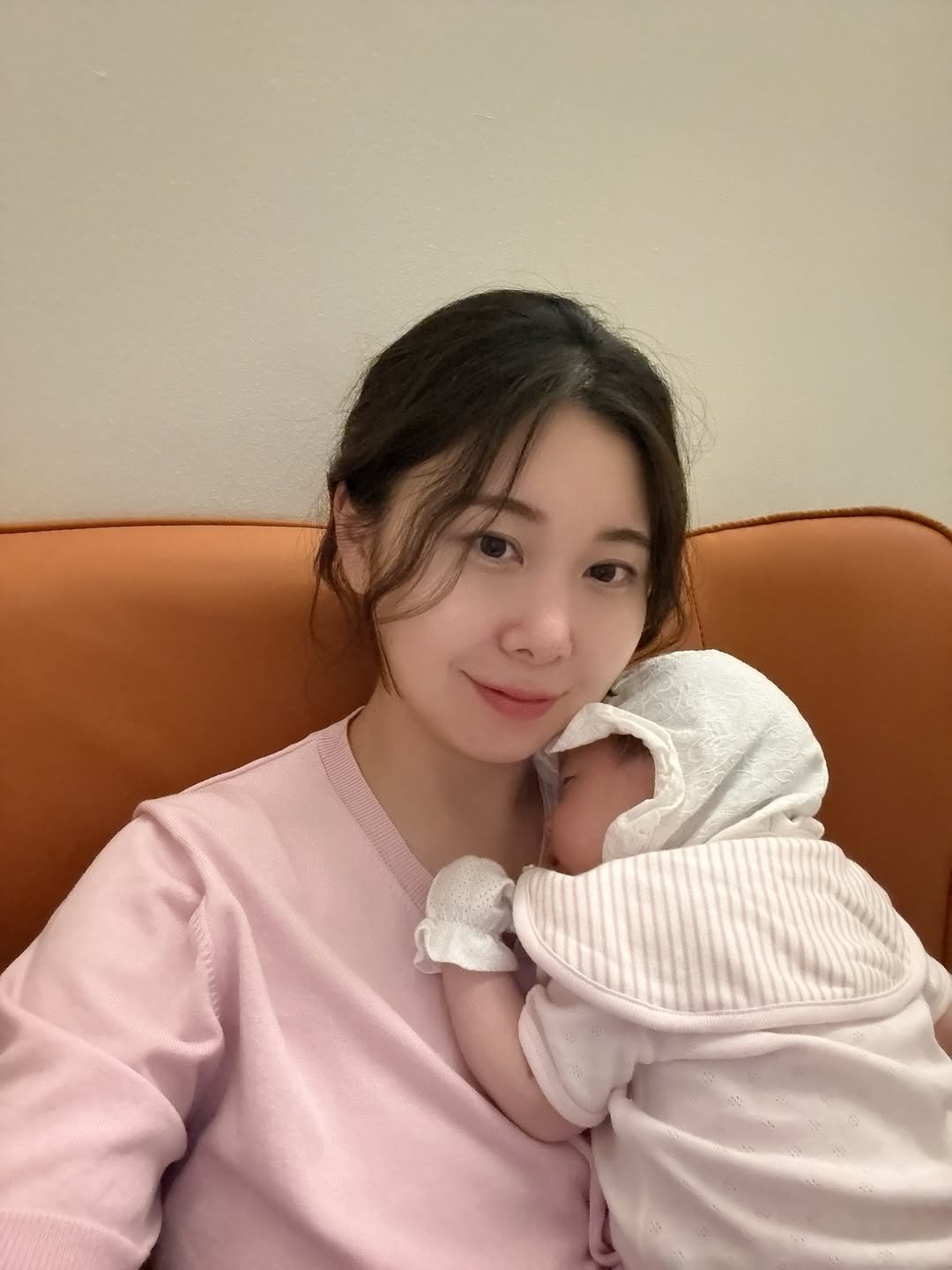 Photo by 로로커넥트 대표 | 문지우 on September 25, 2025. May be a selfie of 1 person, baby, sleeping, bath robe and text.