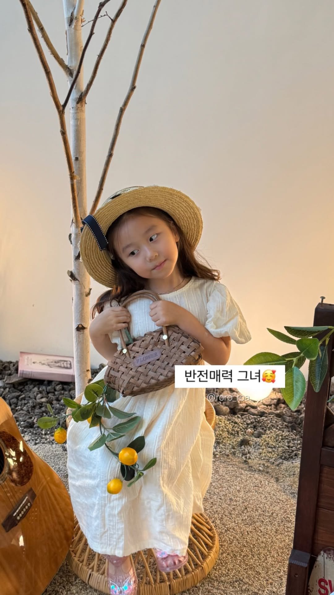 roro_roa_ 게시물 이미지: 애교많고 사랑스럽고 말 안듣는 나이 6살
동생 50일 촬영가서 혼자...