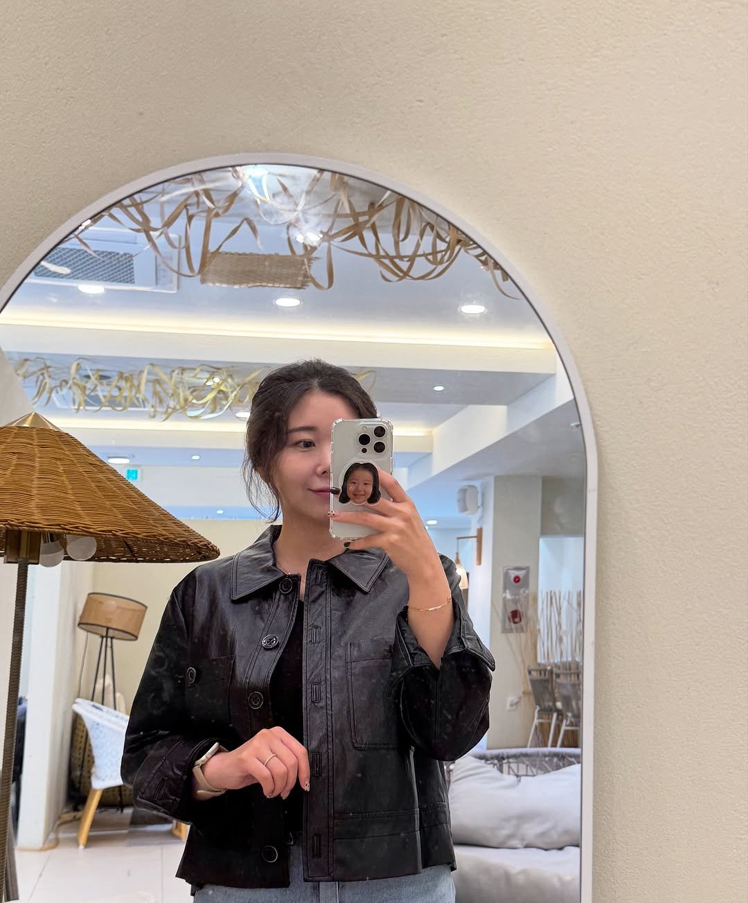 Photo by 로로커넥트 대표 | 문지우 on October 23, 2025. May be an image of mirror and text.