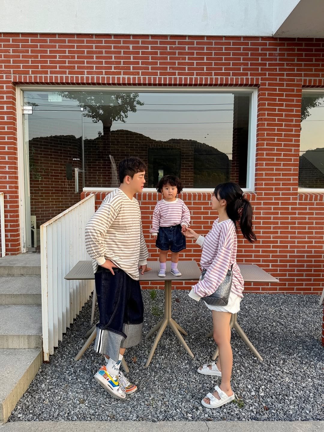 Photo by 로로대학•로로상점 | 문지우 on August 01, 2025. May be an image of 3 people, child, brick wall and text.