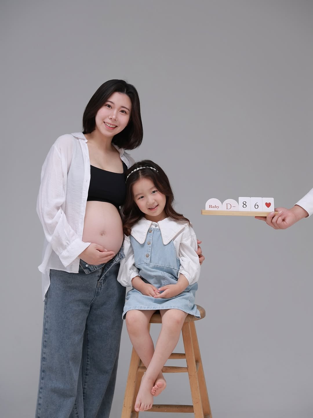 Photo by 로로대학•로로상점 | 문지우 on July 13, 2025. May be an image of 2 people and text that says 'Baby D- 8 6'.