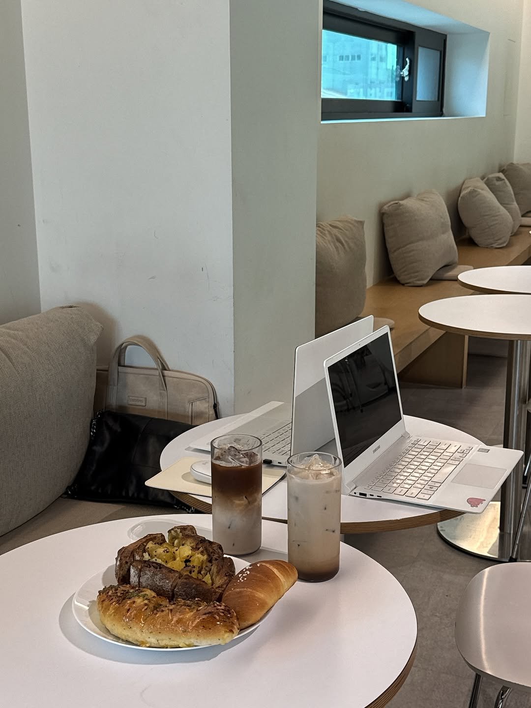 Photo by 로로커넥트 대표 | 문지우 on September 19, 2025. May be an image of drink, cornflower, office and text.