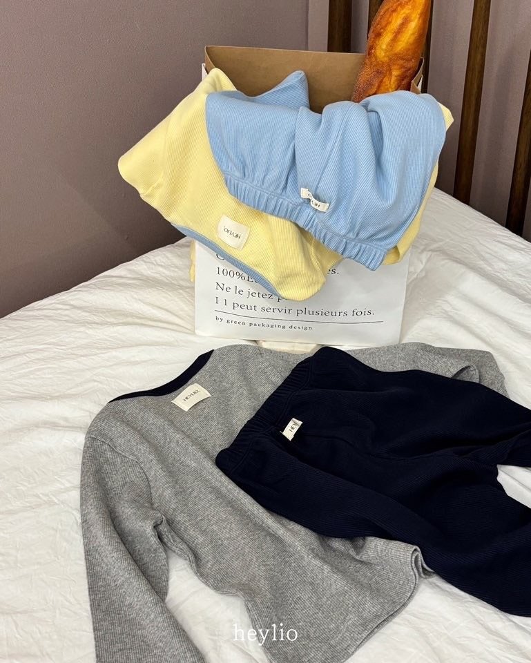Photo by 로로커넥트 대표 | 문지우 on September 17, 2025. May be an image of sleepwear, cardigan, sweater, fleece and text.