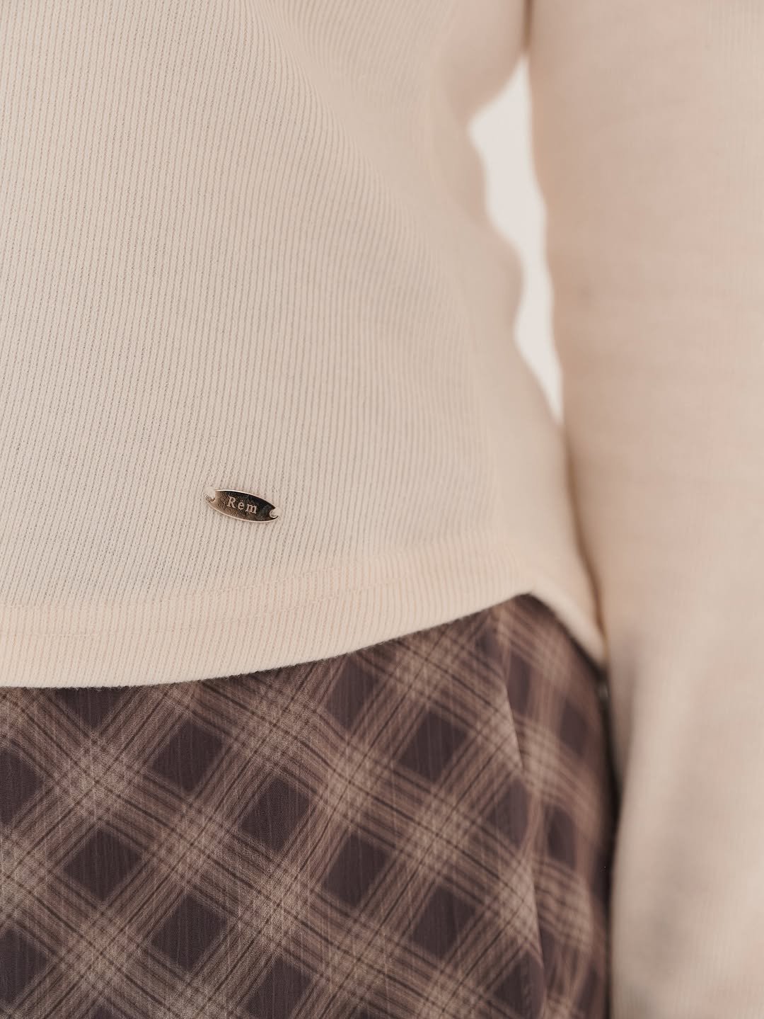 Photo by 로즈엣미 | 스트레이트체형 코디 on November 12, 2025. May be an image of turtleneck, knit, wool, sweater and text.