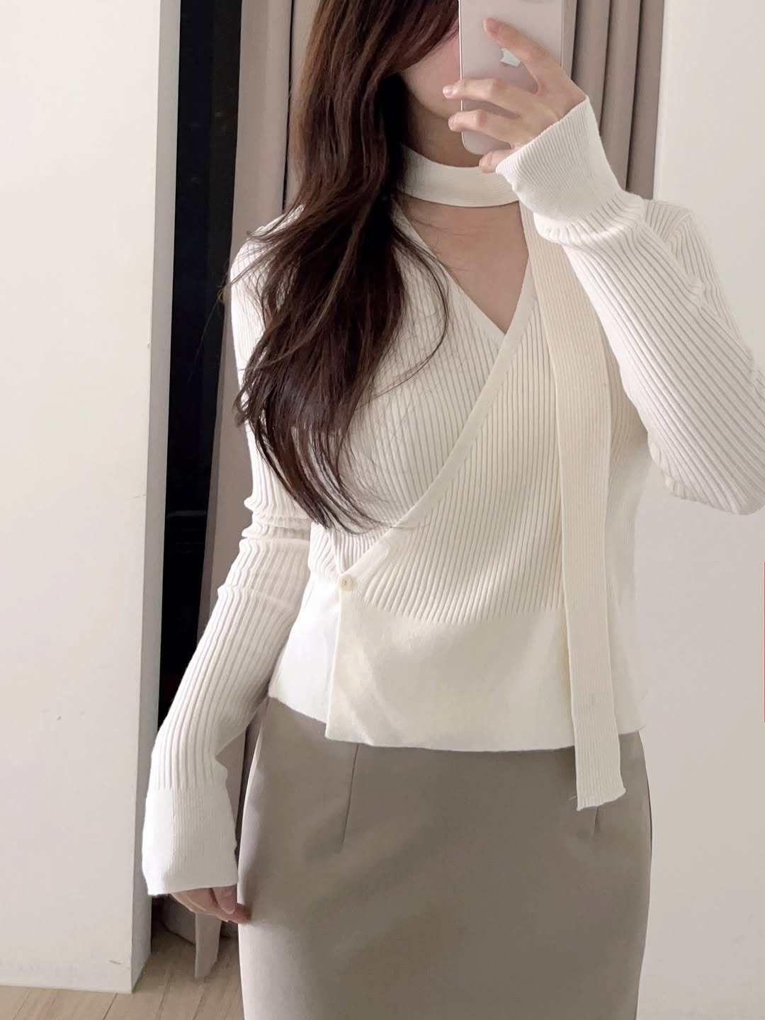 Photo by 로즈엣미 | 스트레이트체형 코디 on October 30, 2025. May be an image of outerwear, top, turtleneck, cardigan, miniskirt and text.