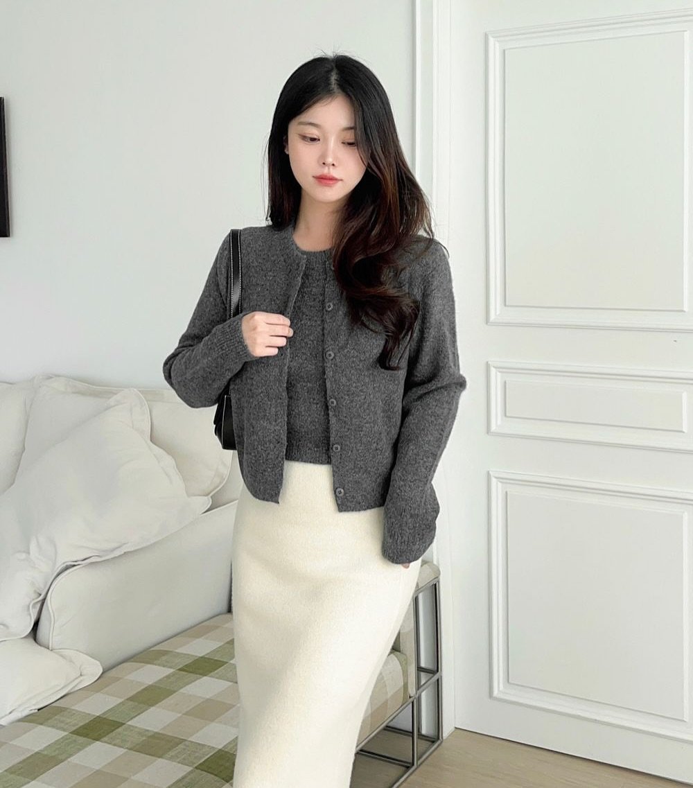 Photo by 로즈엣미 | 스트레이트체형 코디 on November 03, 2025. May be an image of cardigan, top, coat and text.