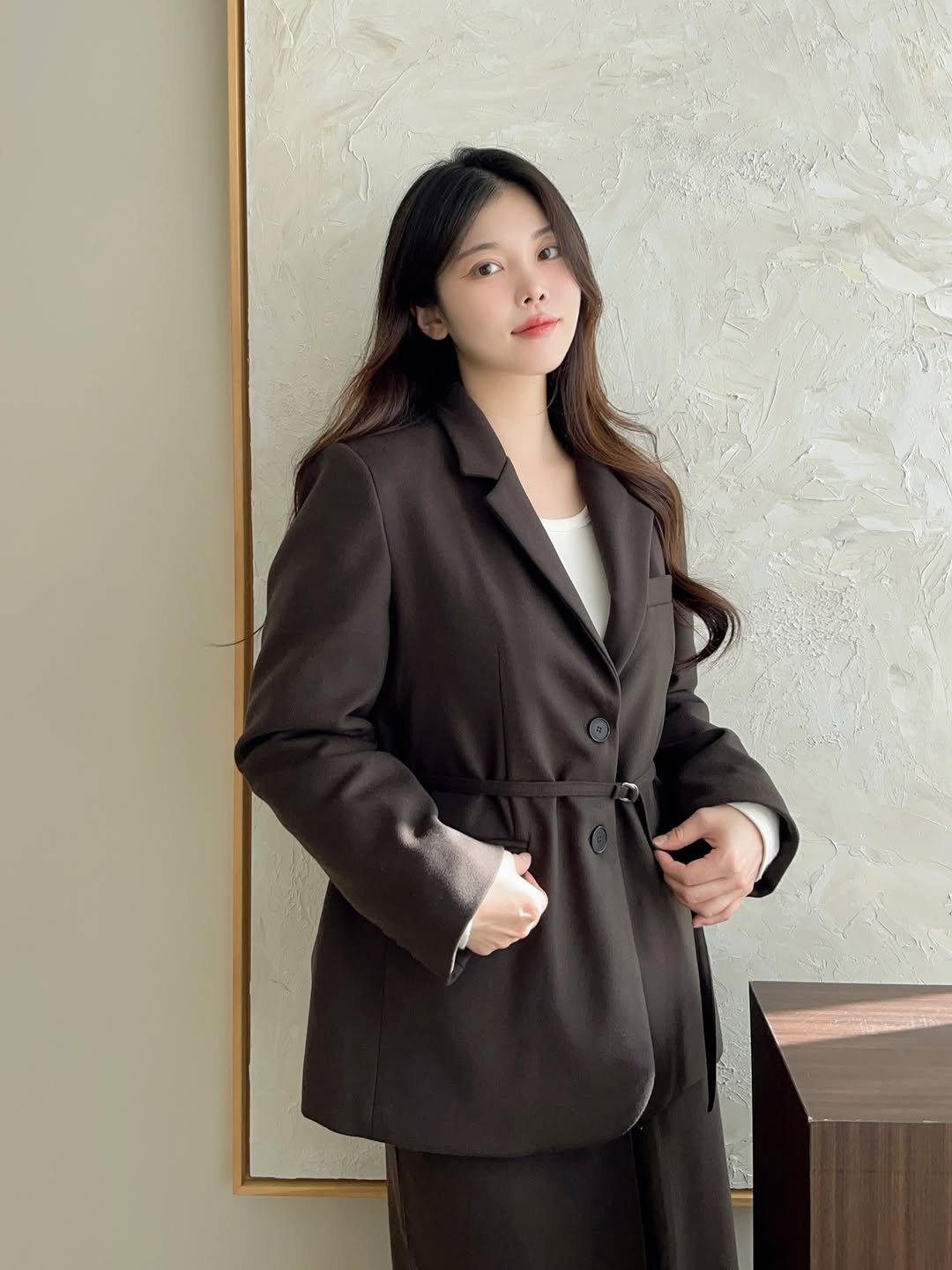 Photo by 로즈엣미 | 스트레이트체형 코디 on November 27, 2025. May be an image of duffle coat, overcoat, blazer, suit, jacket and text.