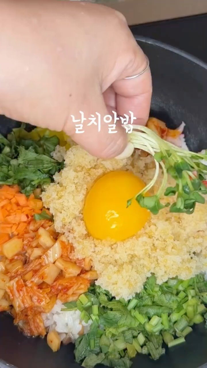 rose_salrim 게시물 이미지: 이게 냉털요리라니?! 날치알밥🧡

마지막 한숟가락까지 따숩게 드세요🙃
무쇠냄비에...