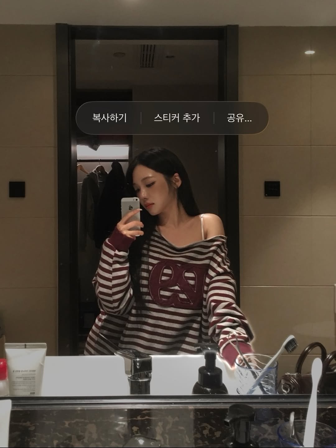 Photo by 노지선 Roh JiSun on March 20, 2026. May be a selfie of one or more people, hair, phone, top, sweatshirt, mirror and text that says '복사하기 스티커 추가 공유 공유... 공유... •• CLK S'.