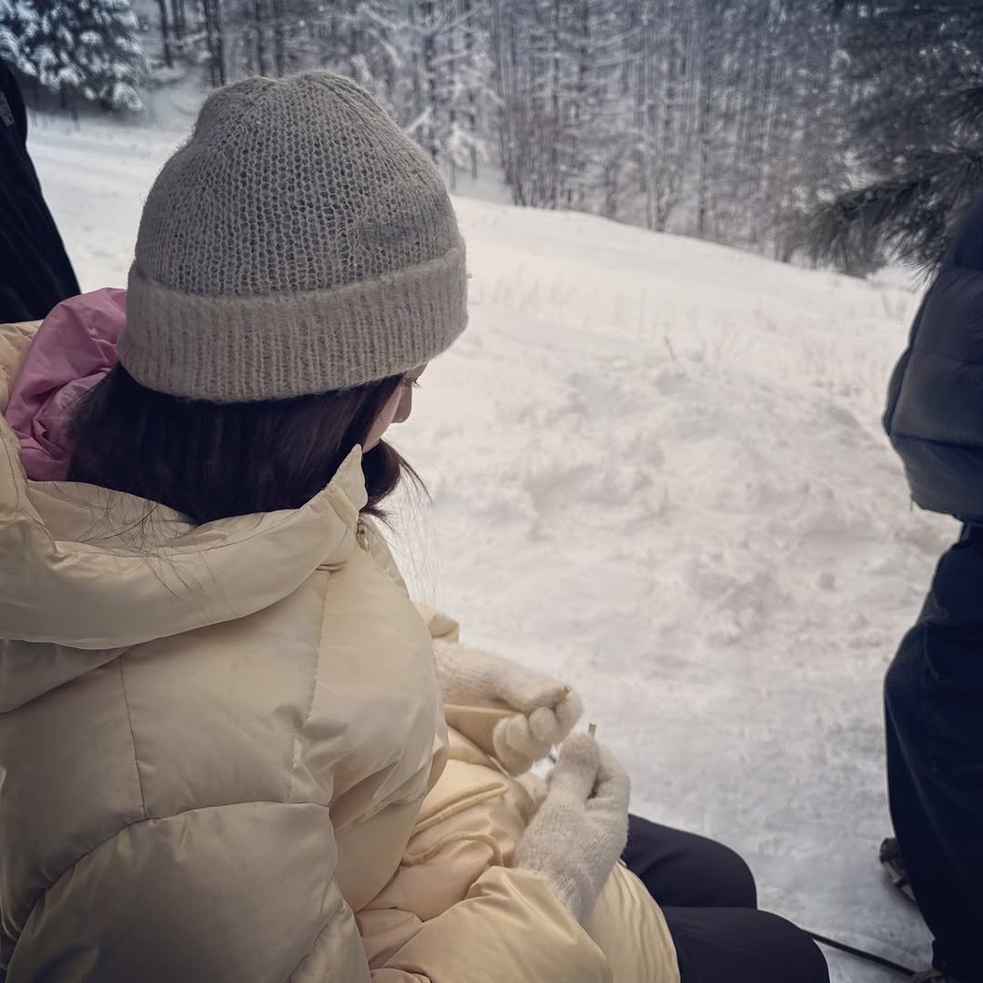 Photo by Hjk on March 08, 2026. May be an image of snowball, parka, snowsuit, ski slope, snow and text.