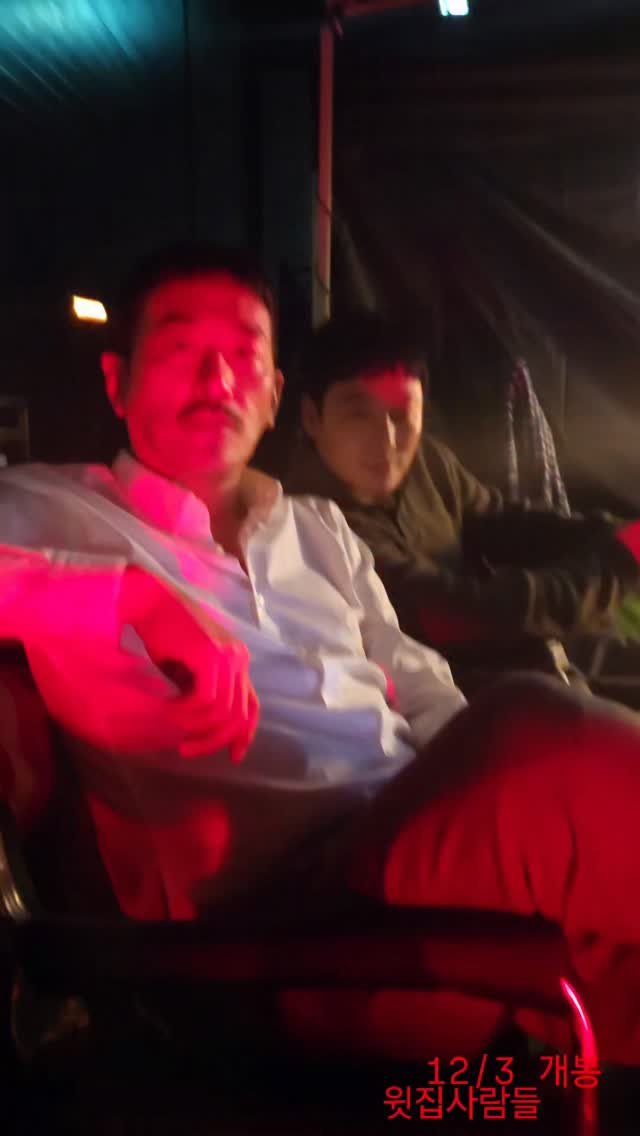 rovvxhyo 게시물 이미지: 아무때나 웃긴 사람들..나만 보기 아깝다.
📢 이영상은 널리 널리 퍼지게 해주세요!! #윗집사람들