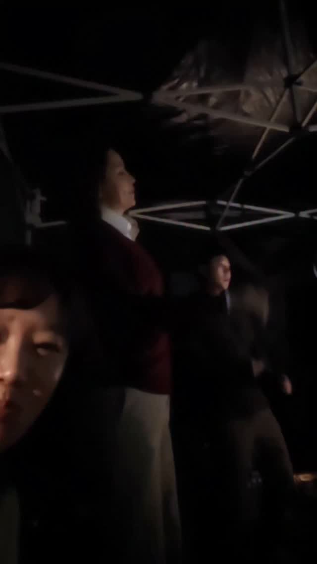 rovvxhyo 게시물 이미지: 어둠의 세트장에서 이지경으로 움직여야 혈액순환이.. #윗집사람들 12/3 개봉을 위해 🥂✨