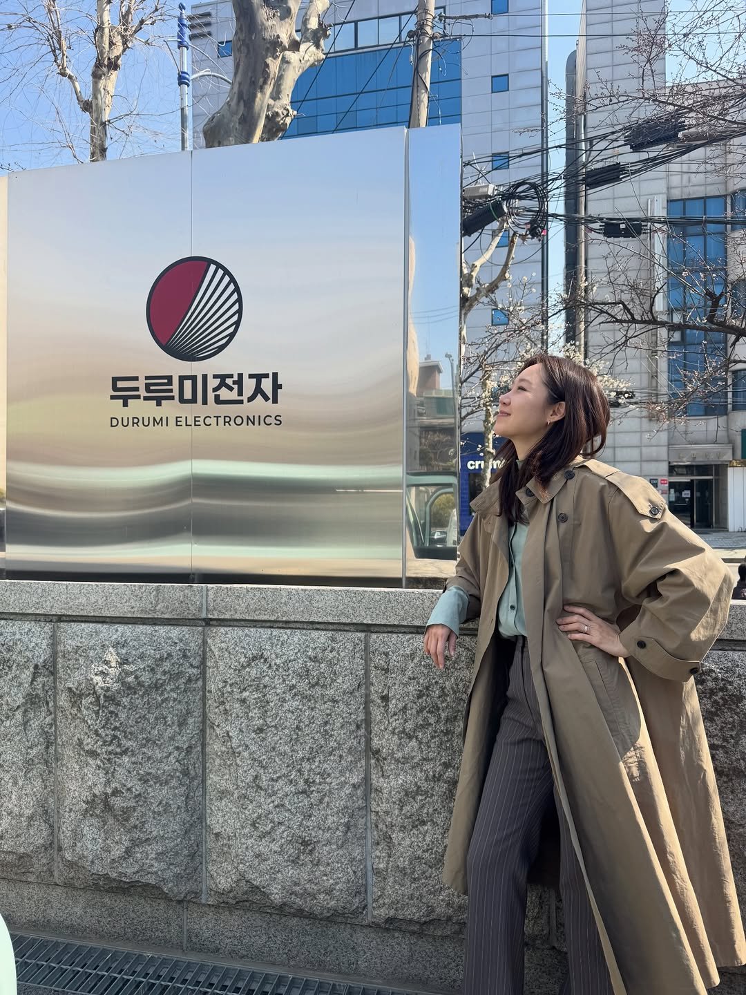 Photo by Hjk on March 22, 2026. May be an image of overcoat, duffle coat, jacket, parka, turtleneck and text that says '두루미전자 DURUMIELECTRONICS DURUMI ELECTRONICS cri'.