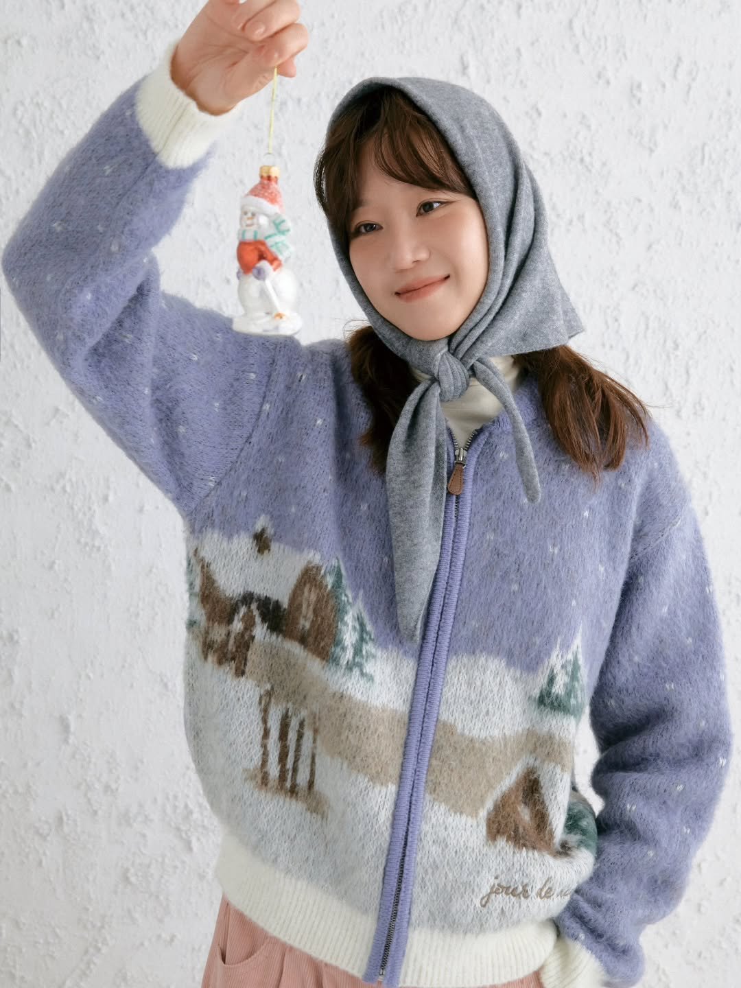 Photo by Hjk on November 14, 2025. May be an image of duffle coat, scarf, cardigan, parka, sweater, wool, knit, shawl and text.