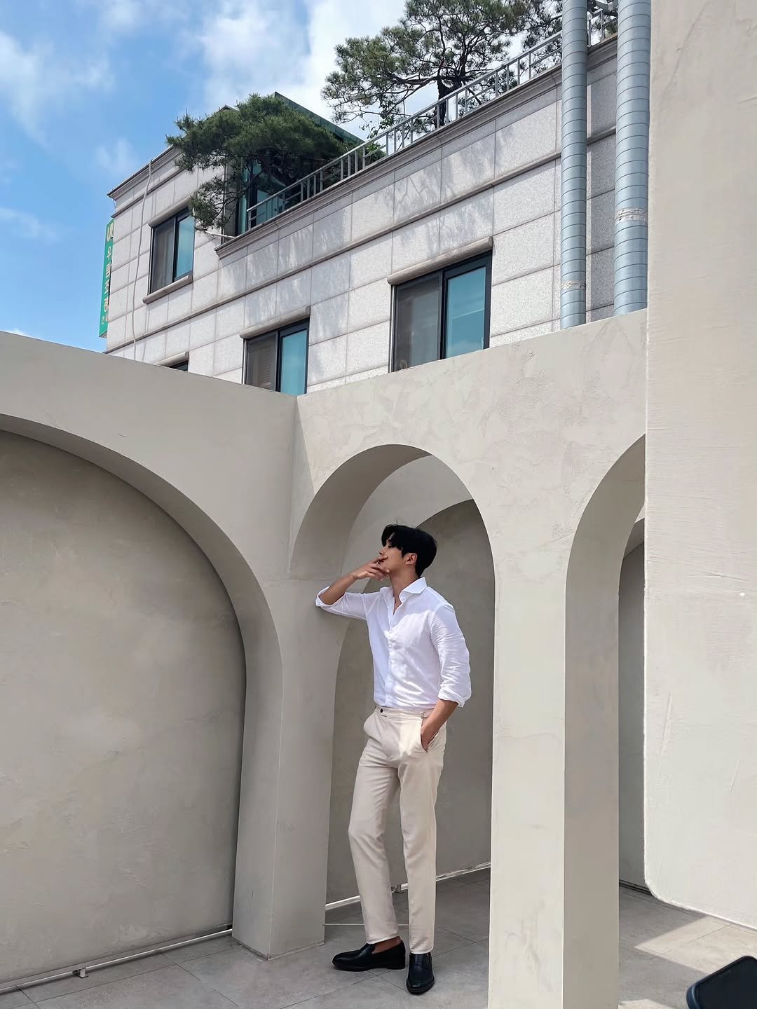 Photo by 로운씨네📽🏠 on March 10, 2026. May be an image of overcoat, wingtip shoes, suit, cornflower and text.