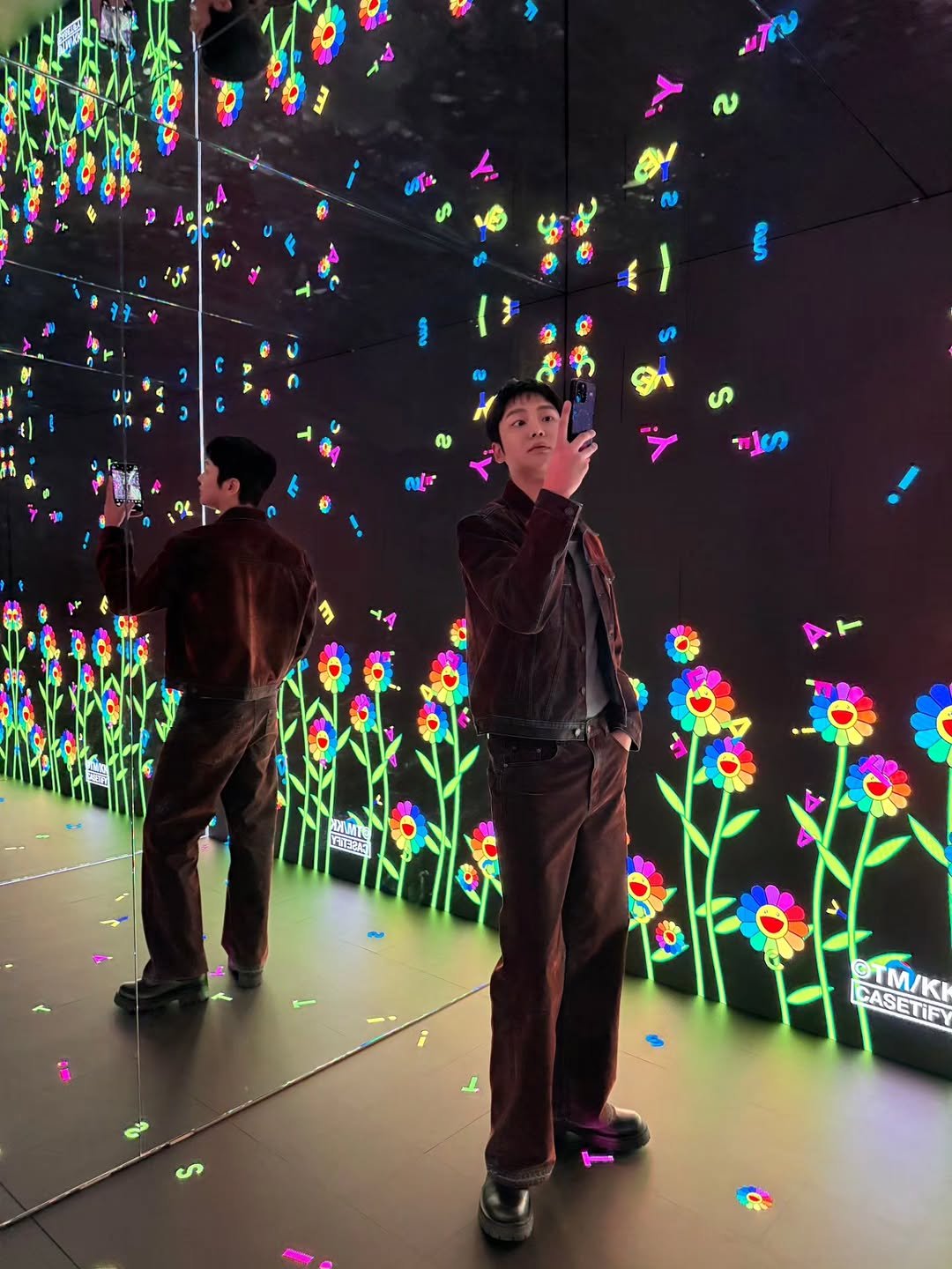 Photo by 로운씨네📽🏠 on February 04, 2026. May be an image of standing, mirror and text.