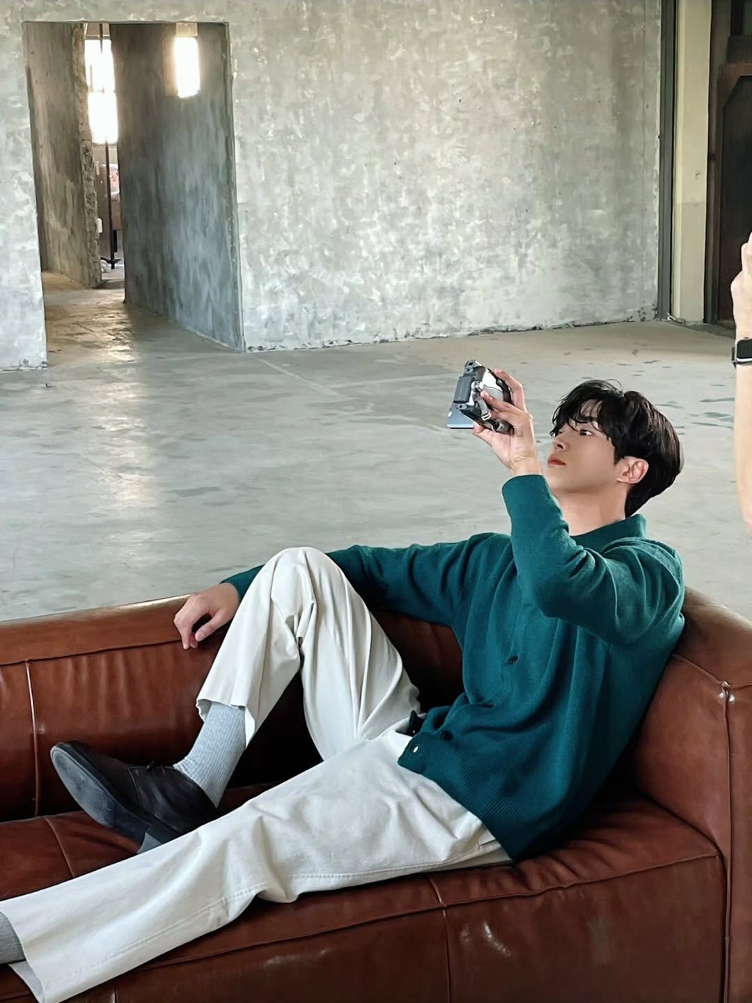 Photo by 로운씨네📽🏠 on March 17, 2026. May be an image of wingtip shoes and text.