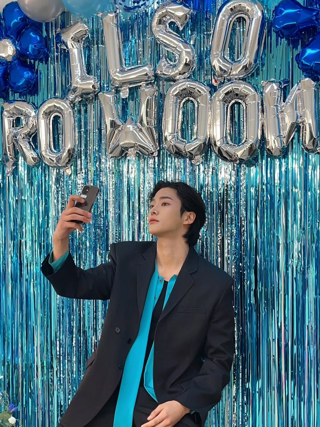 Photo by 로운씨네📽🏠 on March 23, 2026. May be an image of ‎bolo tie and ‎text that says '‎SOF 0 ום0שר OoI‎'‎‎.