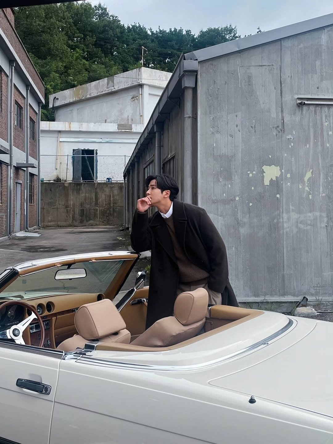 Photo by 로운씨네📽🏠 on March 30, 2026. May be an image of people kissing, car, convertible, suit, limousine and text that says 'D'.