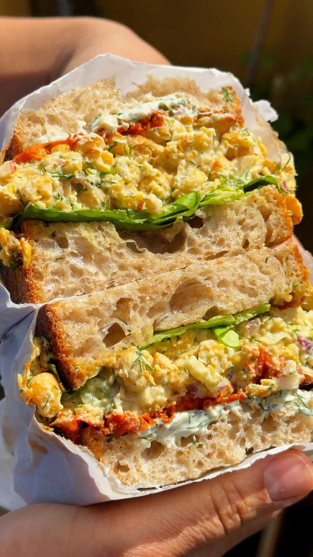 roxyandben 게시물 이미지: SMASHED CHICKPEAS + CARROT ‘BACON’ SANDWICH 🥪...