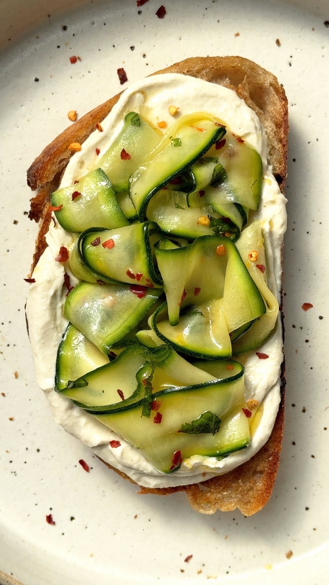 roxyandben 게시물 이미지: COURGETTE RIBBONS + TAHINI YOGHURT ON TOAST 🌱...