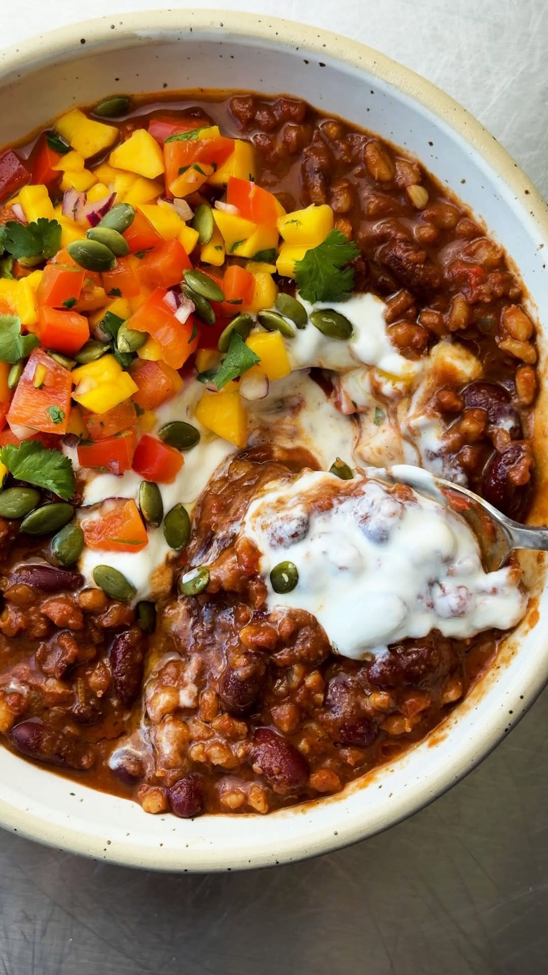 roxyandben 게시물 이미지: ONE POT PEARL BARLEY CHILLI (with mango salsa)...